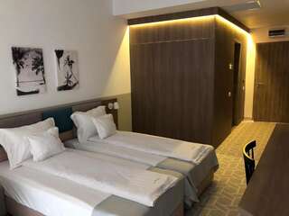 Отель Hotel Clas Mamaia Nord Мамайя Норд – Нэводари Двухместный номер с 2 отдельными кроватями и балконом-1